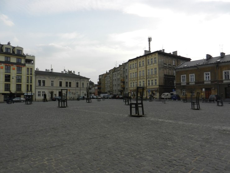 Platz-der-Ghettohelden-mit-Apteka